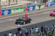 法拉利储备车手周冠宇参加F1中国大奖赛车手巡游活动